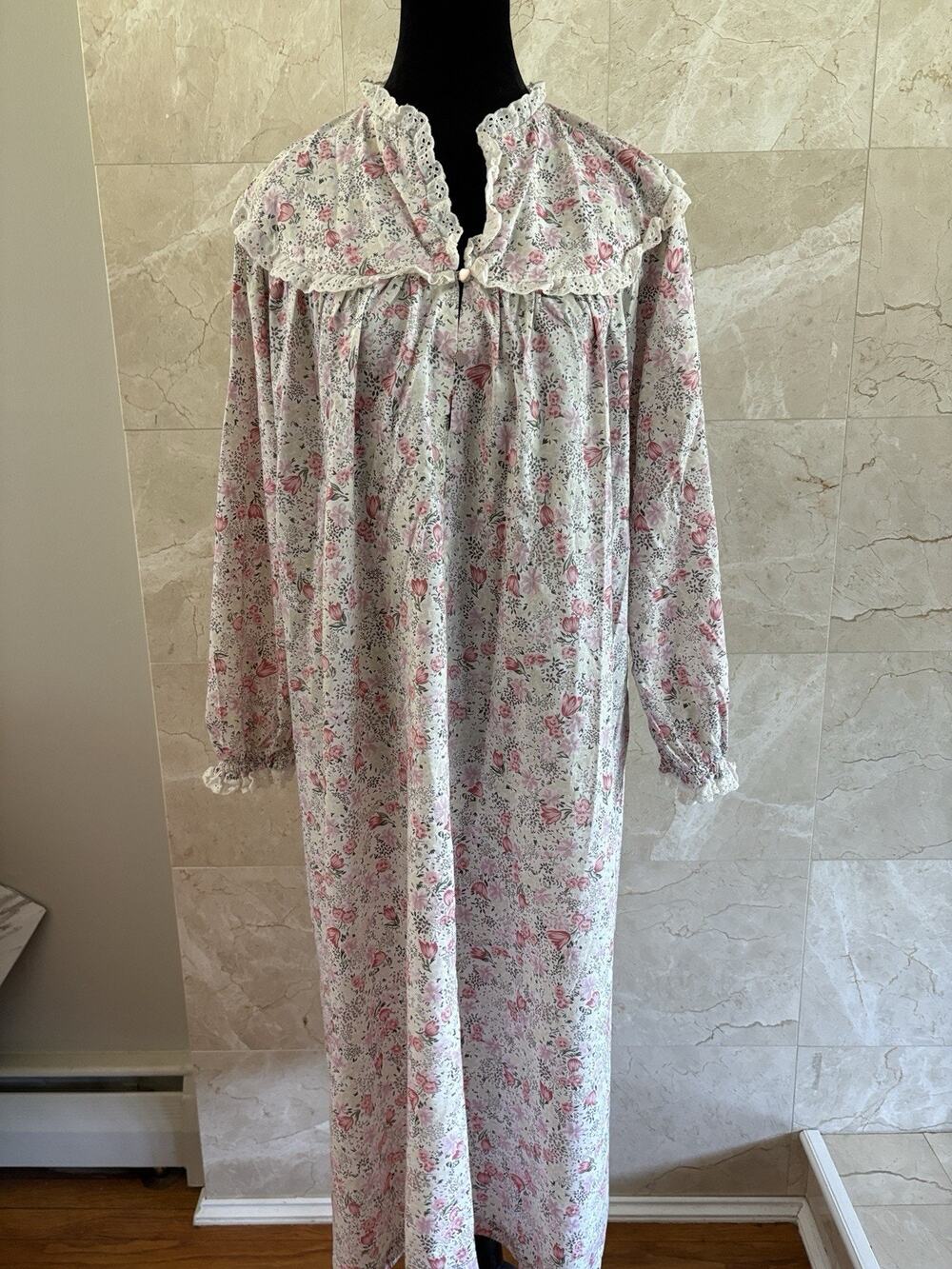 Floral Prairie Cotton Nightgown – Lace Ruffle Yoke Heart Buttons – Cottagecore M